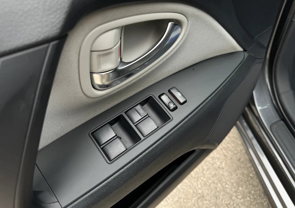 Toyota Avensis cena 59999 przebieg: 123400, rok produkcji 2018 z Knurów małe 704